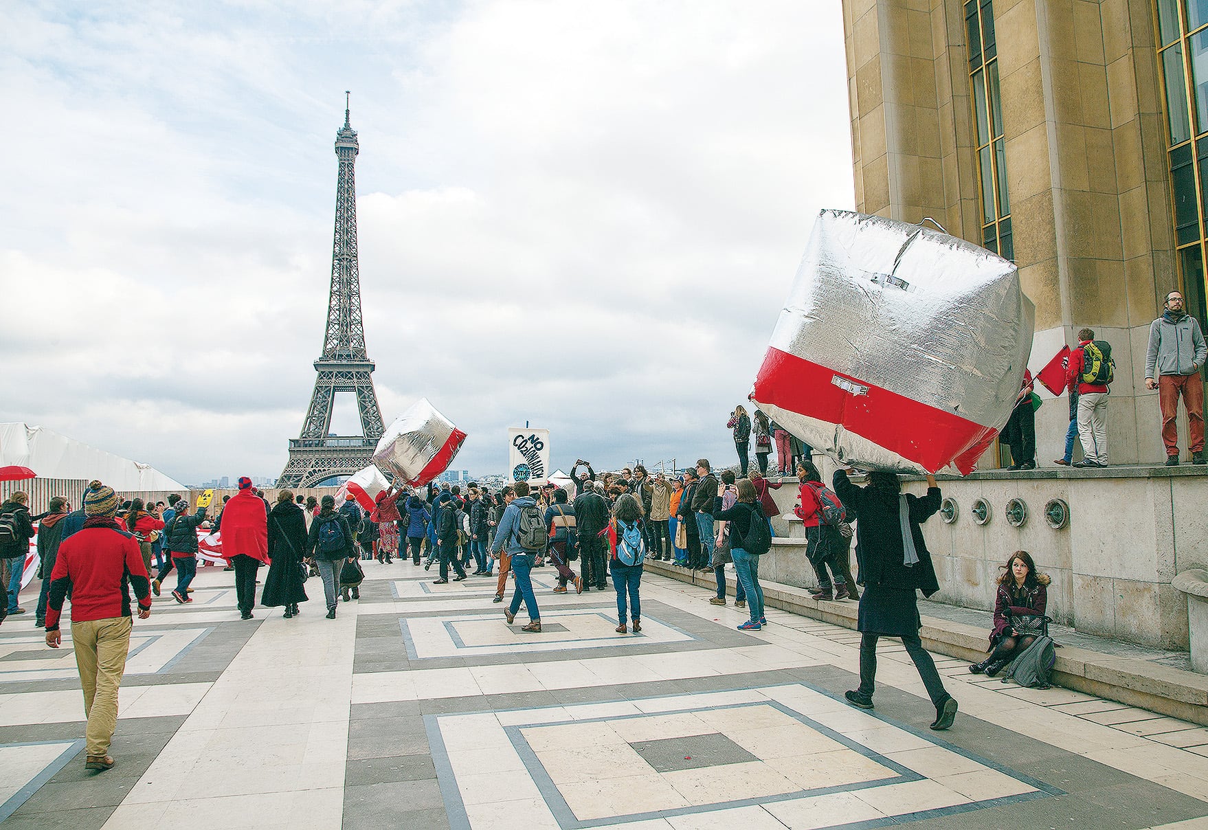 Inflatable barricades by Tools for Action 2015, Paris, 12 December 2015, Photo credit: Mona Caron