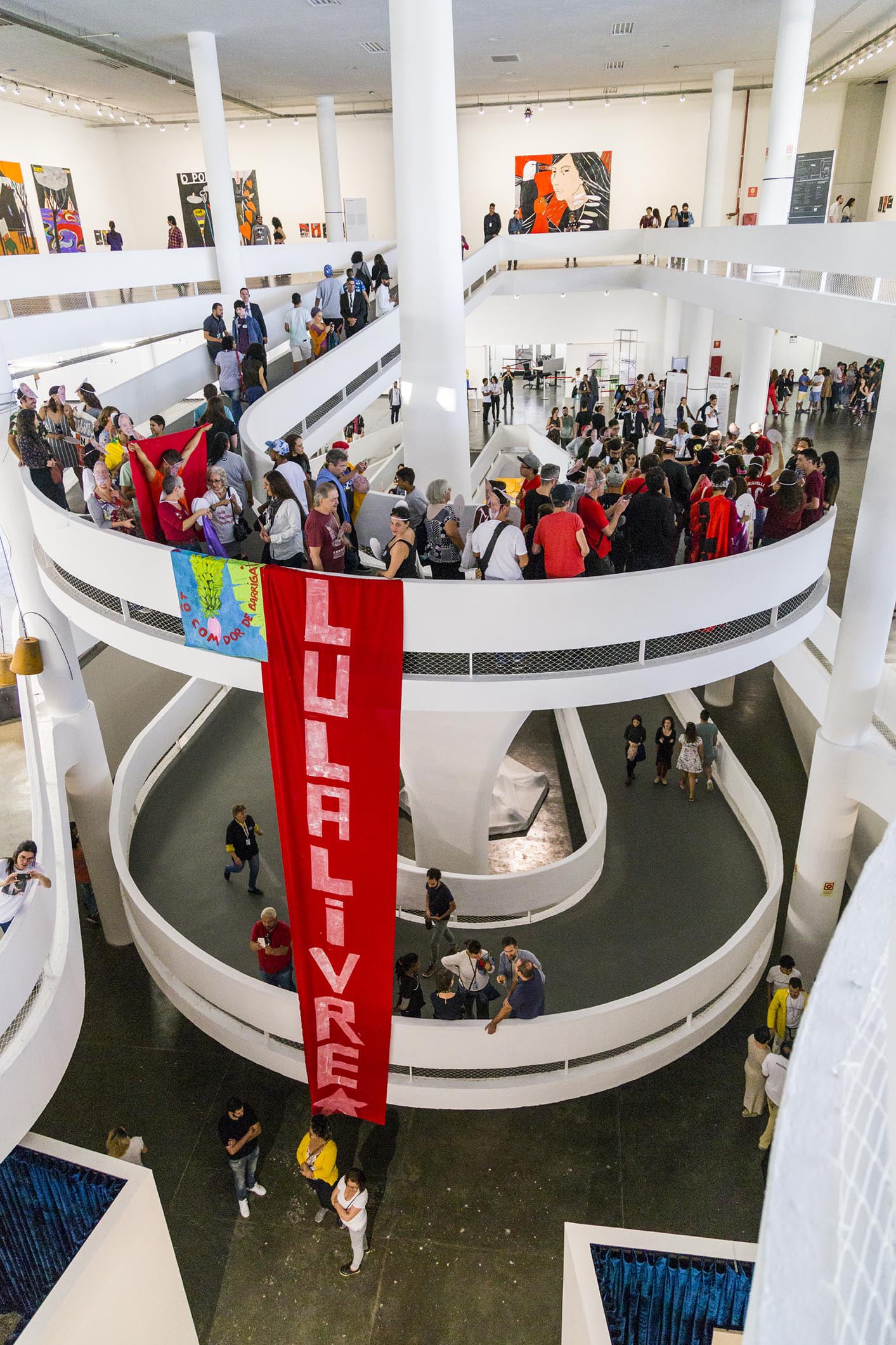 Image 05: ‘Manifestation in favor of Lula’s freedom at the opening of the Bienial, Coletivo Aparelhamento', 7 September 2018. Credit: Ding Musa.