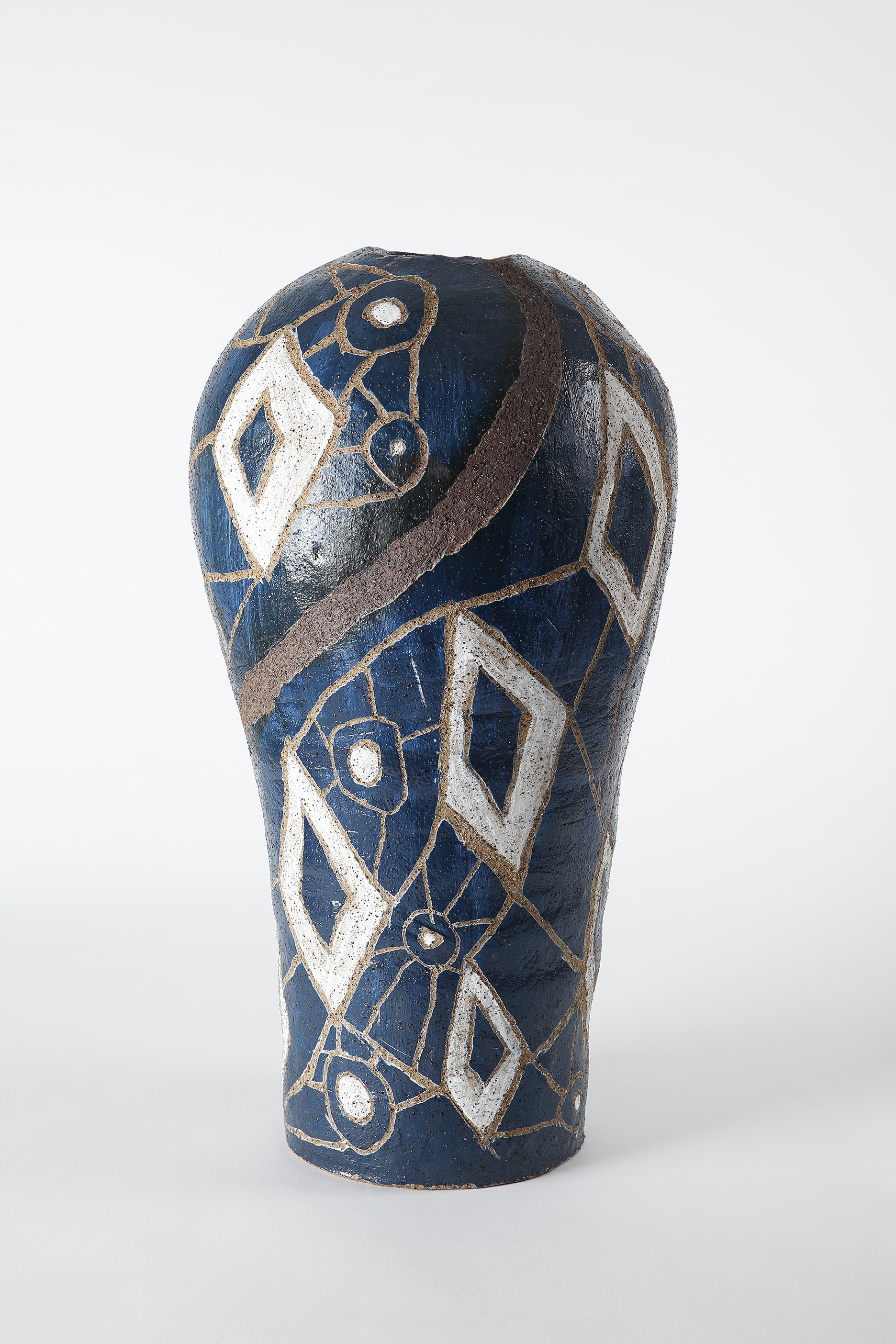 Pepai Jangala Carroll, Walungurru, 2018, stoneware, 58 (h)x 30 cm. Photo: Fiona Morrison.