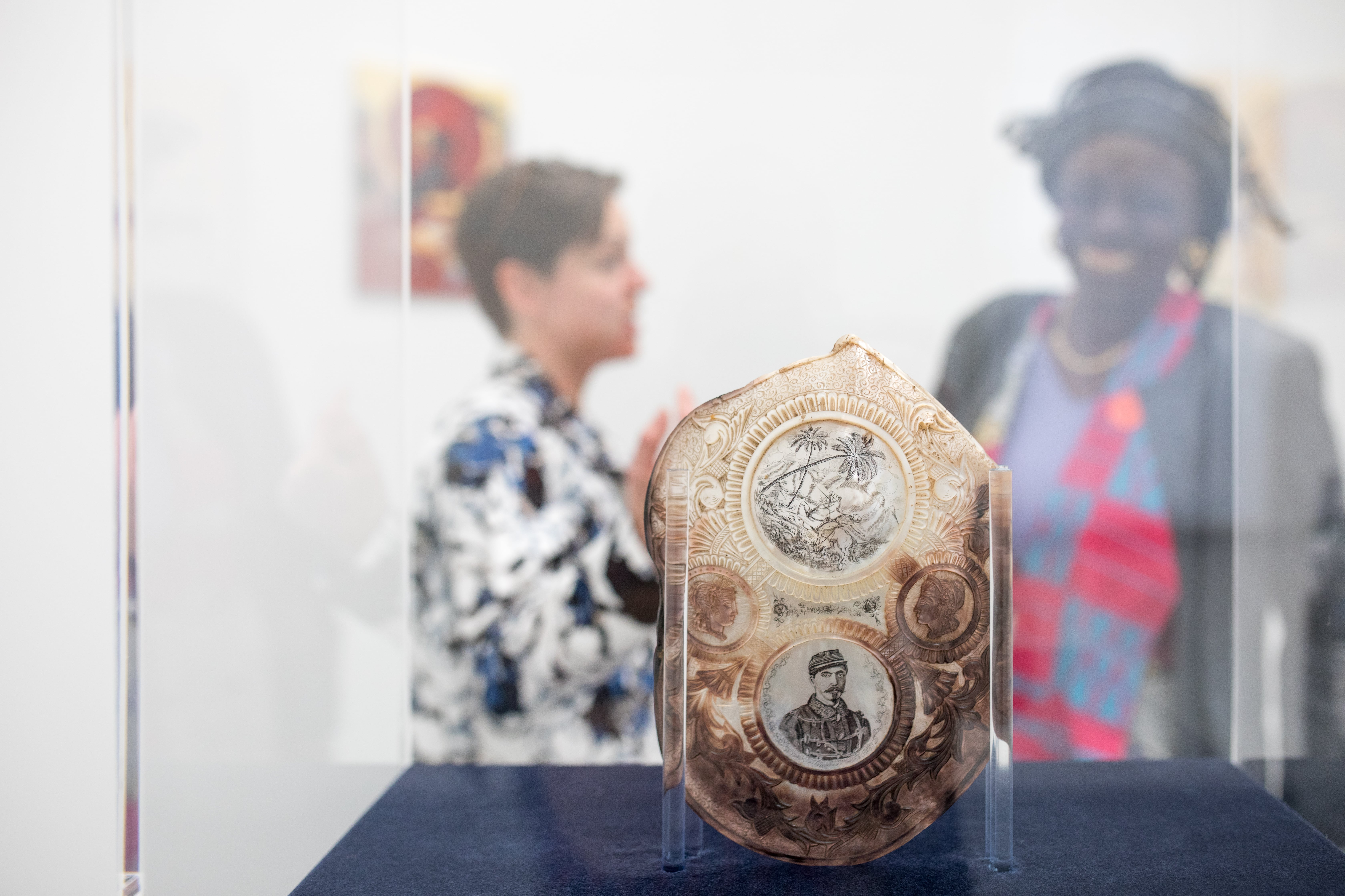 Image 01: Installation view: unknown artist ‘Engraved Mother of Pearl Shell presenting Colonel Gally Passeboe and the first Kanaky uprising’ c. 1879. Photo: Marcel de Buck.